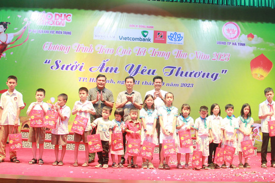 'Sưởi ấm yêu thương' - mang Trung thu đến học sinh khó khăn tại TP Hà Tĩnh