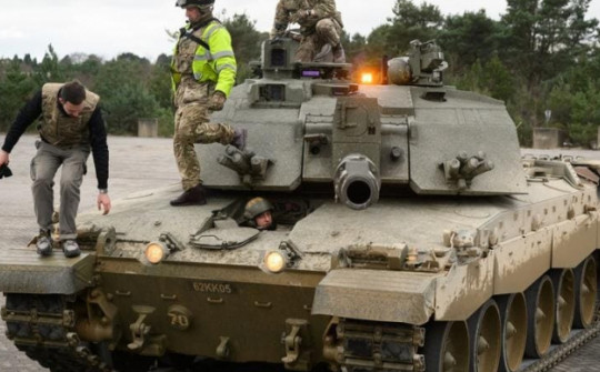 Báo Anh: Nguy hiểm tiềm ẩn ở xe tăng Anh gửi đến Ukraine