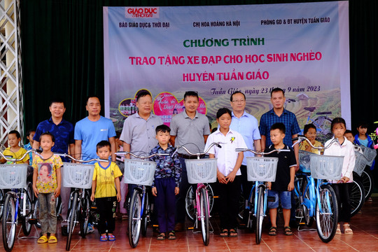 Báo GD&TĐ chuyển trao hàng trăm suất quà ý nghĩa đến học sinh vùng cao Điện Biên