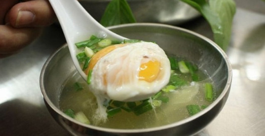 Người Việt có 1 thói quen ăn trứng gà tưởng bổ dưỡng nhưng hóa ra lại dễ rước độc và nhiễm khuẩn