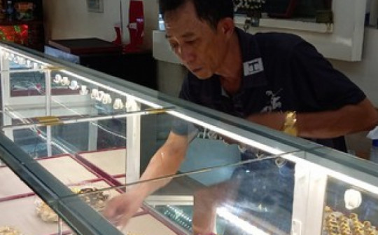 Chủ tiệm vàng ở Khánh Hòa "đơ người" trong khoảnh khắc sinh tử với 2 tên cướp táo tợn