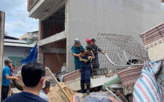 Vụ sập nhà 4 tầng ở TP.HCM: Cảnh sát chui vào các khoảng hở của đống đổ nát để cứu người