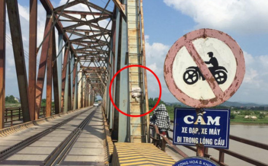 Bàn đạp xe điện bị vướng vào gờ cầu, người phụ nữ rơi xuống sông