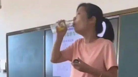 Nữ giảng viên bị quay lén khi đứng lớp, xem video netizen phải cảm thán: "Giờ vẫn có giáo viên như vậy sao?"