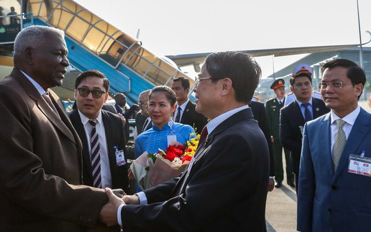 Chủ tịch Quốc hội Cuba đến sân bay Nội Bài, bắt đầu thăm Việt Nam