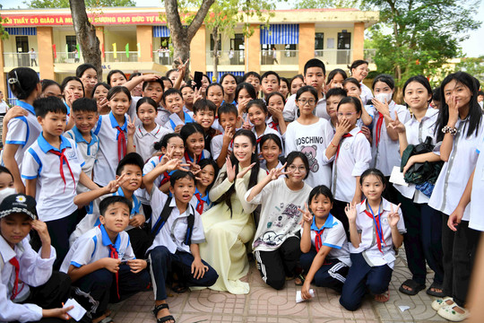 Miss Peace Vietnam Trần Thị Ban Mai vui Trung thu cùng học sinh có hoàn cảnh khó khăn
