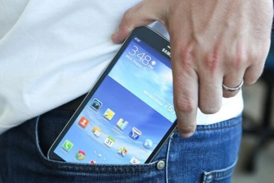 Để điện thoại trong túi quần có gây vô sinh?