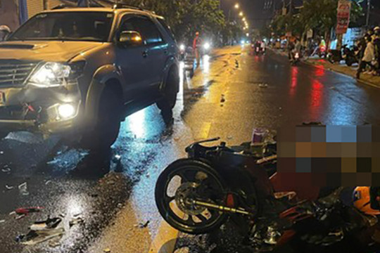 Xe máy "găm" vào đầu xe 7 chỗ trong cơn mưa, nam thanh niên tử nạn