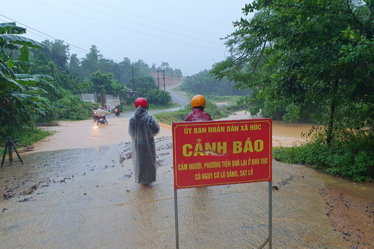 Mưa lũ ập về, trường học miền núi Quảng Trị khẩn trương cảnh báo, ứng phó