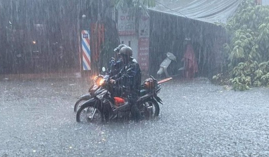 Áp thấp nhiệt đới đổ bộ Quảng Trị - Thừa Thiên Huế, mưa lớn kéo dài
