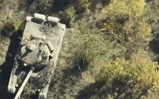 Video: Khoảnh khắc Ukraine UAV phát hiện xe tăng T-72 khác thường của Nga trên chiến trường