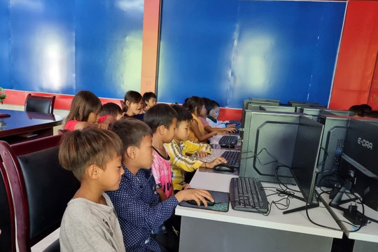 Chương trình 'Phòng Tin học cho em' tặng 24 máy tính tại Lai Châu