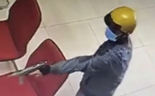 Video tên cướp dùng súng uy hiếp, cướp ngân hàng ở Tiền Giang