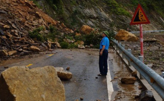 Mưa lớn gây sạt lở, hàng trăm khối đất đá đổ xuống quốc lộ gây ách tắc