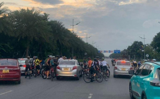 Hàng loạt "biker" đạp xe vào làn riêng cho ô tô, CSGT Hà Nội nói gì?