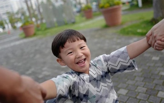 Cha mẹ áp dụng 3 phương pháp đơn giản này từ sớm, con lớn lên thông minh hơn hẳn bạn bè cùng trang lứa