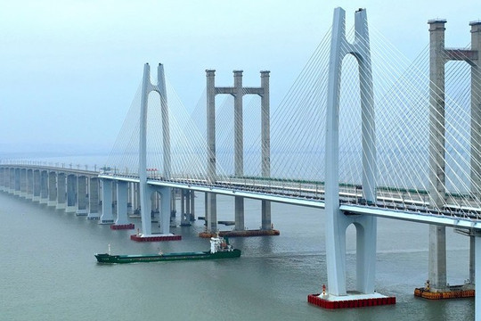 Tuyến đường sắt cao tốc vượt biển 350km/h đầu tiên của Trung Quốc thông xe: Chỉ mất 98 giây để vượt đoạn cầu dài 9,5 km