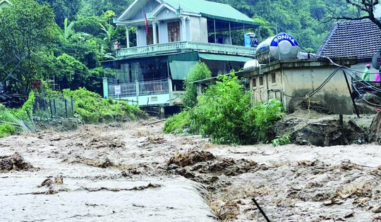 Mưa lũ ở miền Trung: Hàng nghìn nhà dân ngập sâu