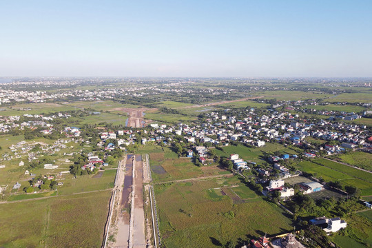 Hình ảnh đường trục phía nam TP Nam Định đang xây dựng qua phường Cửa Nam và xã Nam Vân