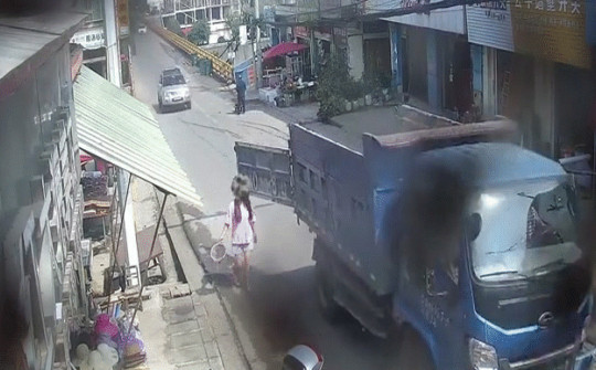 Video: Bị cánh cửa ở thùng sau xe tải đập trúng, người phụ nữ được phen "khiếp vía"