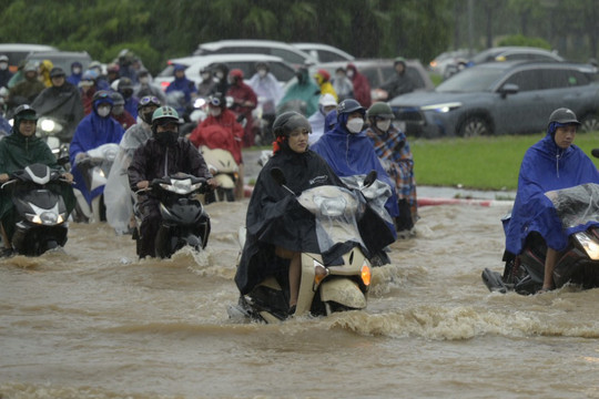 VIDEO: Hàng loạt tuyến đường Hà Nội ngập trong biển nước, xe chết máy hàng loạt