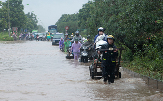 Những tuyến phố được ví “như sông”, “như vịnh” ở Hà Nội, cứ mưa là ngập