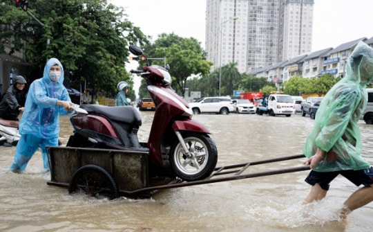 Nghề đặc biệt “hốt” bạc triệu trong ngày Hà Nội mưa ngập