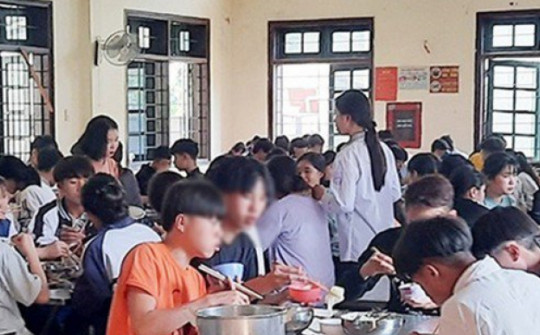 Tin tức 24h qua: Nguyên nhân nhân viên bếp ăn bỏ thuốc diệt côn trùng vào thức ăn của học sinh