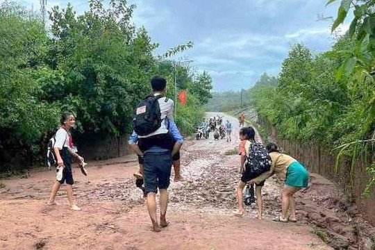 Thầy cõng trò lội bùn đến trường khi mưa lũ trút xuống miền Trung