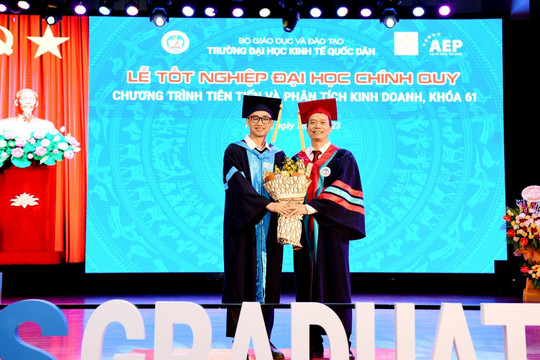 Trường ĐH Kinh tế Quốc dân trao bằng tốt nghiệp cho 310 tân cử nhân