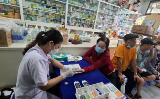 Gần 10.000 người dân được tầm soát các bệnh không lây nhiễm miễn phí tại nhà thuốc TP.HCM và Hà Nội