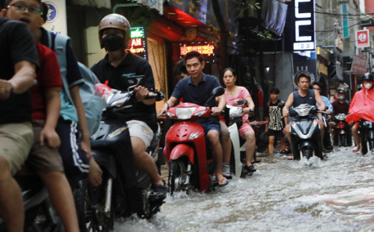 Những trận mưa lịch sử khiến phố Hà Nội không biết đâu là đường đi, vỉa hè hay hố ga