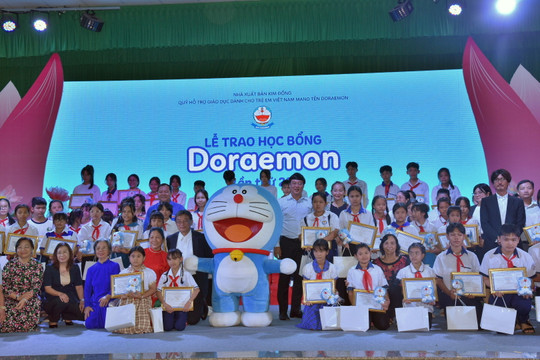 Trao 559 suất học bổng Doraemon cho học sinh khó khăn