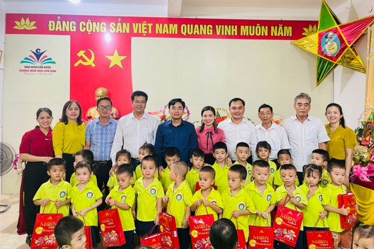 Báo GD&TĐ kết nối và trao tặng 700 suất quà Trung thu cho trẻ em Hà Tĩnh