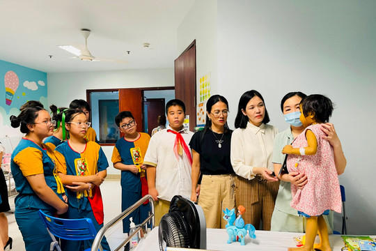 Trường THCS Thái Thịnh chia sẻ yêu thương tới các bệnh nhi nhân dịp Tết Trung thu