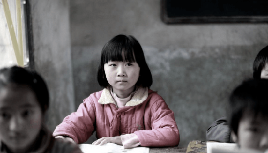 "Tim mình như dòng sông khô cạn" - Dòng nhật ký quặn lòng của bé gái bị cha mẹ bỏ lại nông thôn ở Trung Quốc