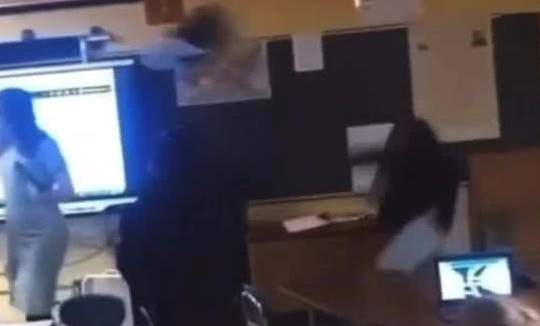 Giáo viên ngất xỉu tại chỗ vì bị học sinh ném ghế vào đầu, video vụ việc gây phẫn nộ