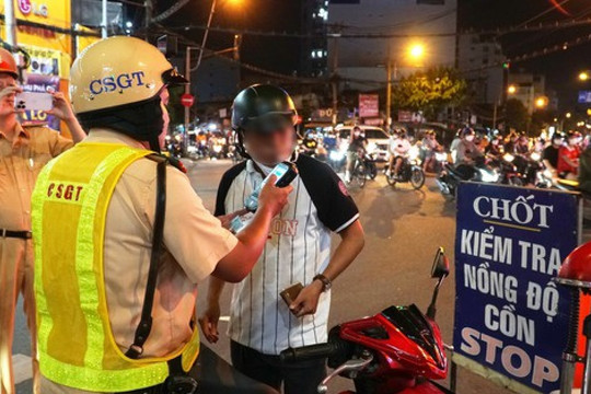 VIDEO: Nhiều người ở TP HCM đứng hình vì "uống vài ly cho vui" trong đêm 30-9