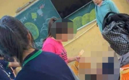 Cô giáo túm cổ áo, mắng chửi nữ sinh: Báo cáo của nhà trường viết gì?