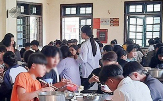 Nóng trong tuần: Vợ nguyên Hiệu trưởng nhẫn tâm bỏ thuốc sâu vào thức ăn của 400 học sinh
