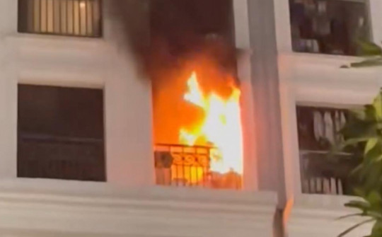 Khói lửa bao trùm căn hộ chung cư ở Hà Nội, nhiều người tháo chạy