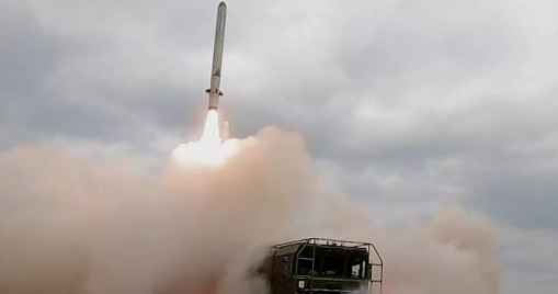 Video: Tên lửa Iskander Nga phá hủy đoàn tàu chở xe bọc thép Ukraine