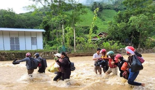 Lũ 'nuốt chửng' nhiều tuyến đường, hàng nghìn người đang bị cô lập