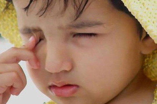 Trẻ bị đau mắt đỏ, cha mẹ tuyệt đối không làm việc này để phòng biến chứng