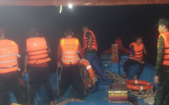 Cứu 15 ngư dân bị chìm tàu trên biển