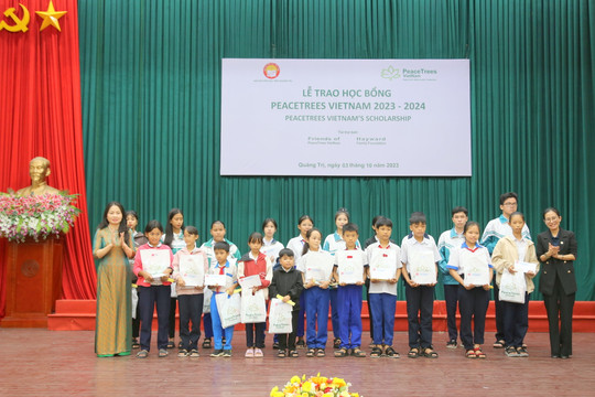 Học sinh nghèo hiếu học tại Quảng Trị nhận học bổng PeaceTrees VietNam