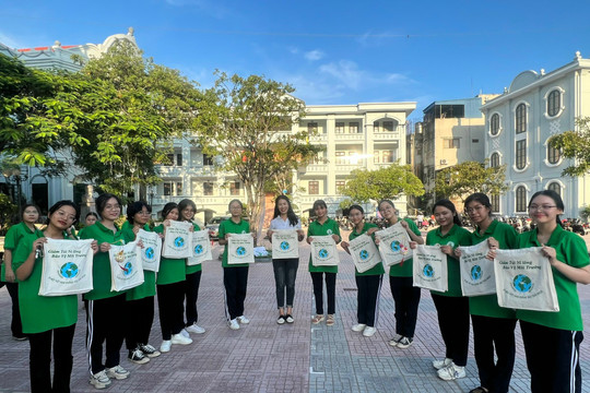 Học sinh Nam Định hưởng ứng chiến dịch làm cho thế giới sạch hơn