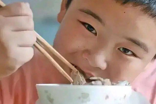 Nhìn con trai 10 tuổi điên cuồng ăn uống để tăng 15kg trong 3 tháng, người cha nghẹn ngào bật khóc vì lý do này