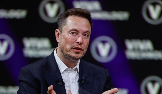 Tỷ phú Elon Musk đăng meme chế nhạo ông Zelensky đi xin viện trợ, Ukraine đáp trả