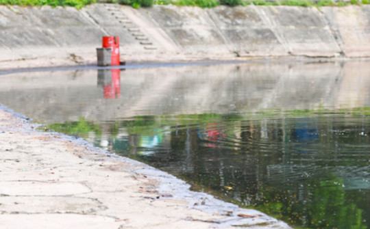 Váng dầu thải trên mặt hồ Linh Đàm, chuyên gia cảnh báo nguy cơ gây hại sức khỏe